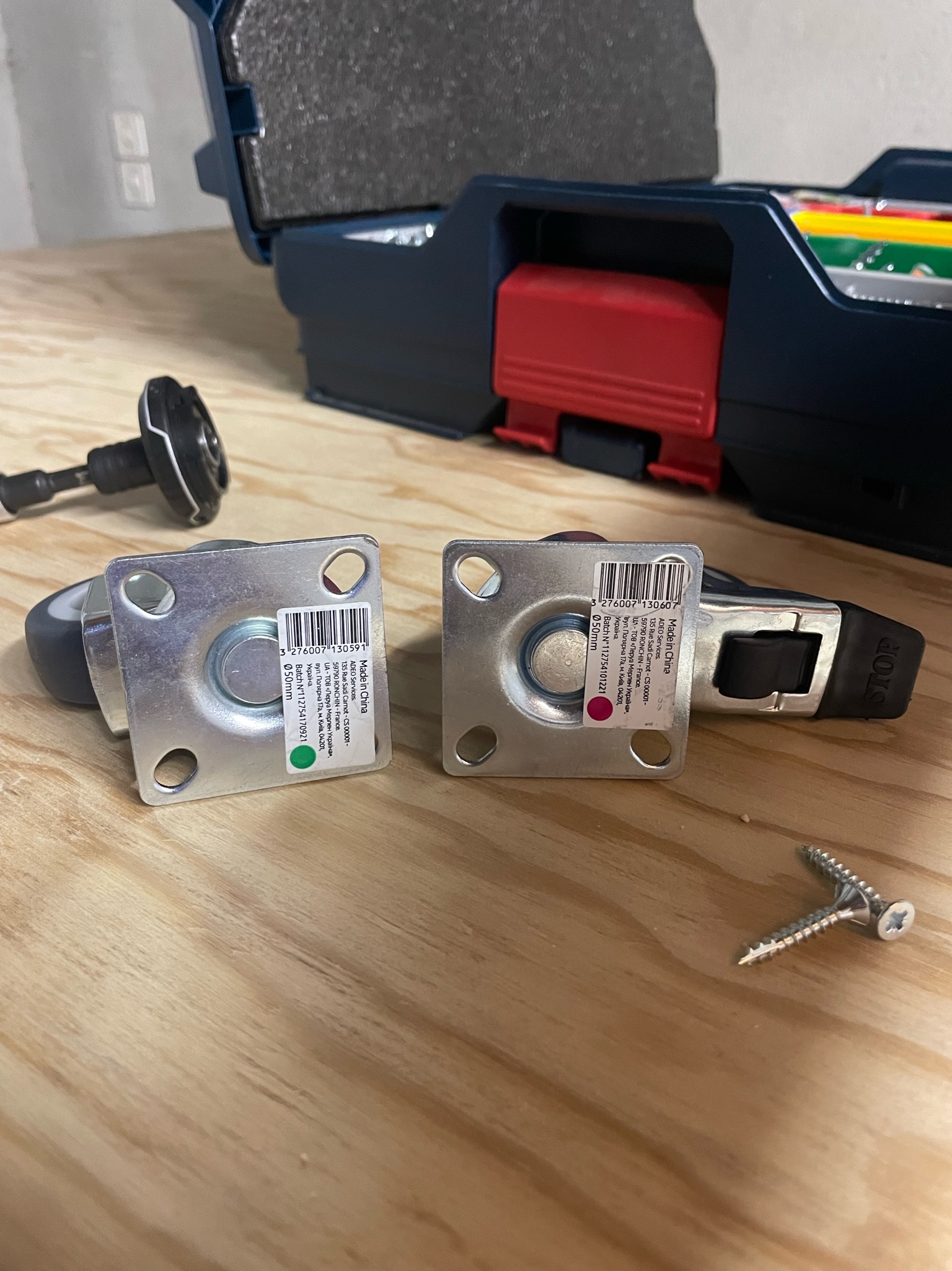 Photo de deux roulettes posée sur le rack avant montage.