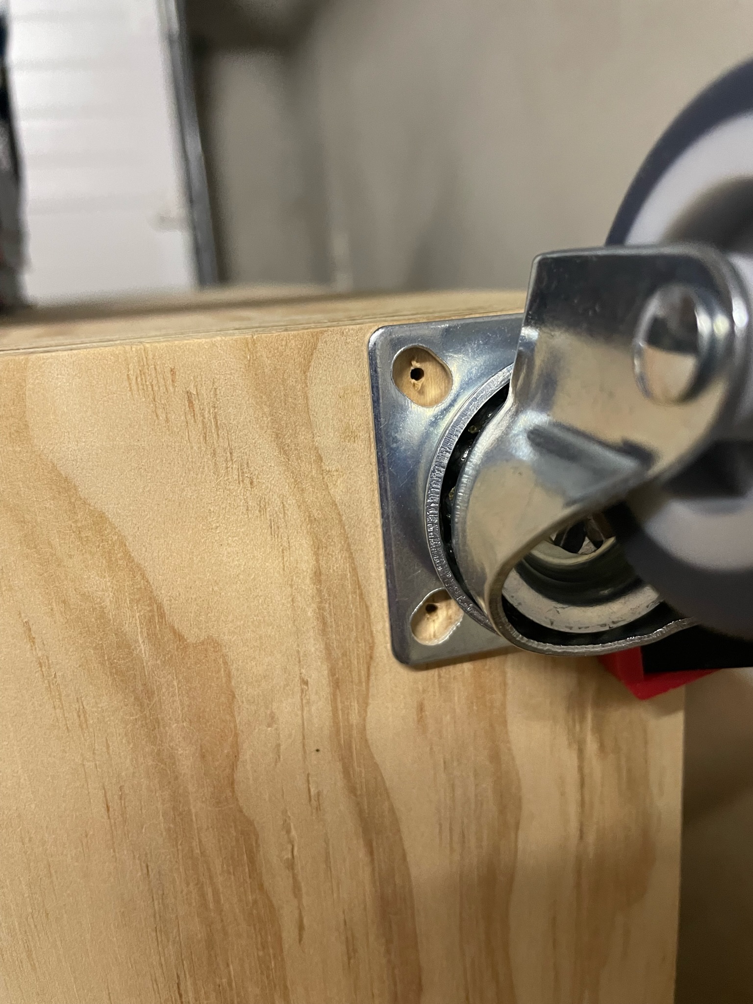 Photo d’une roulette maintenue par un serre-joint.