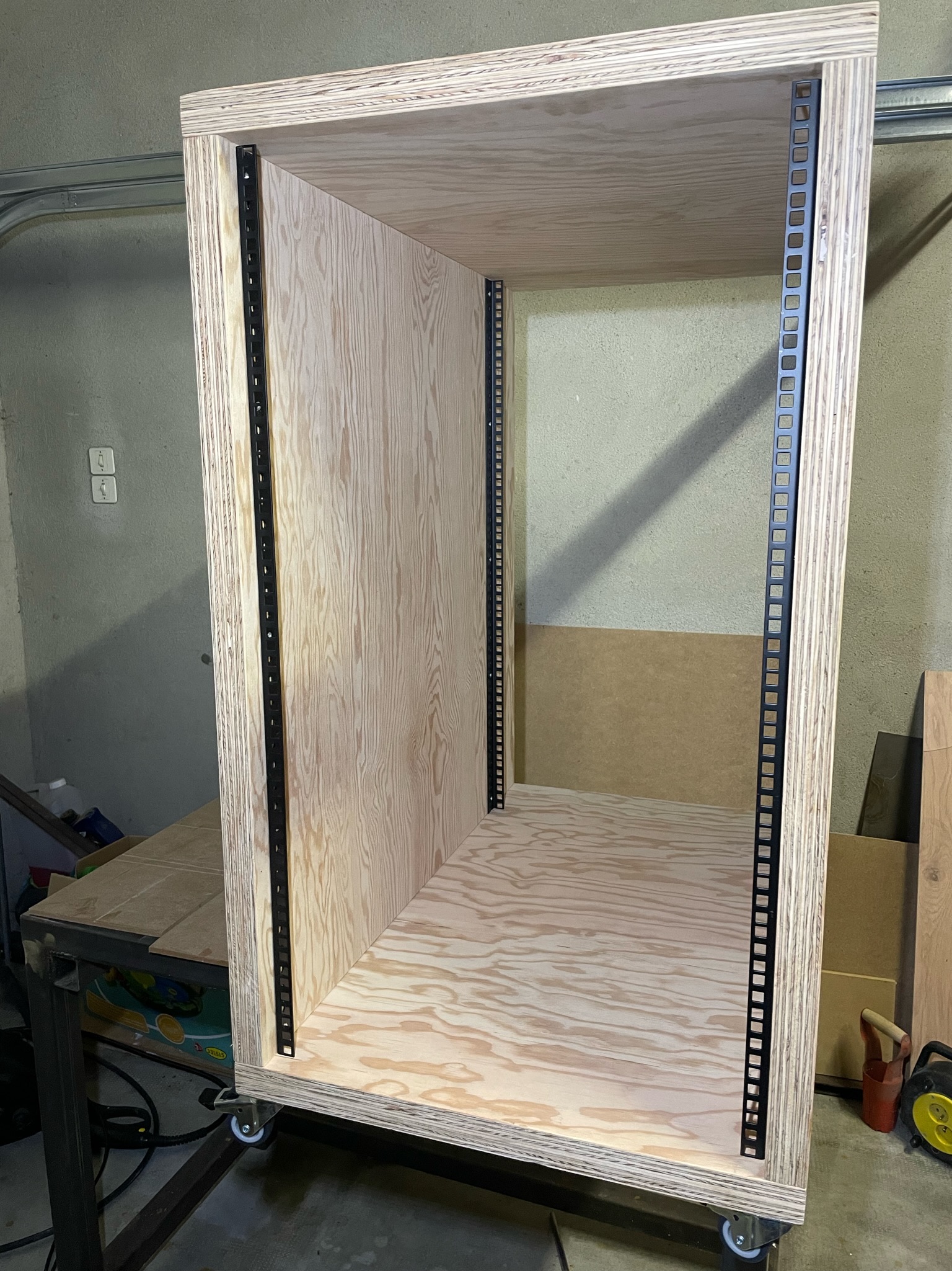 Photo montrant un rack serveur de 20U en bois vide.