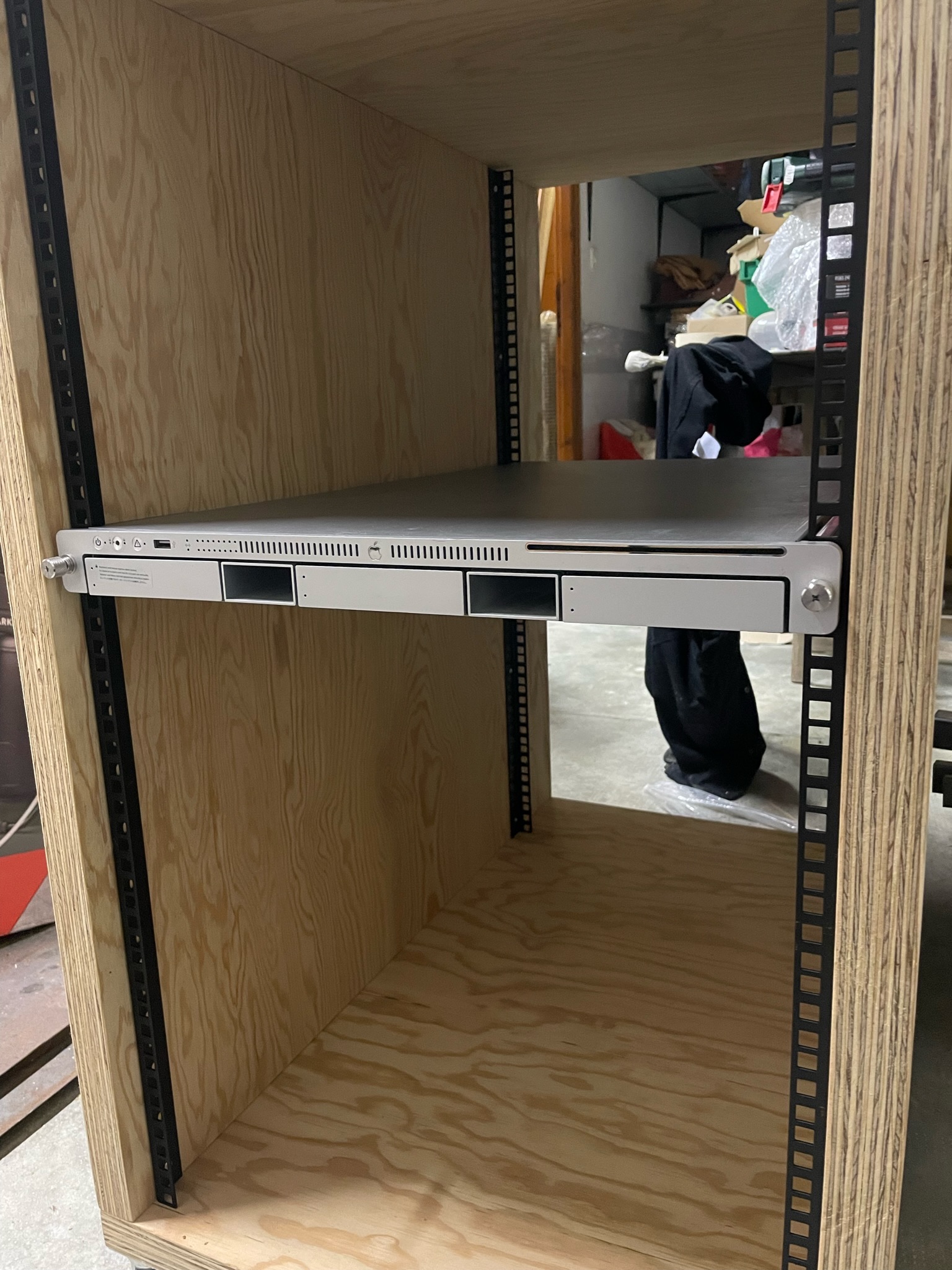 Photo montrant un Apple Xserve monté dans le rack serveur de 20U en bois