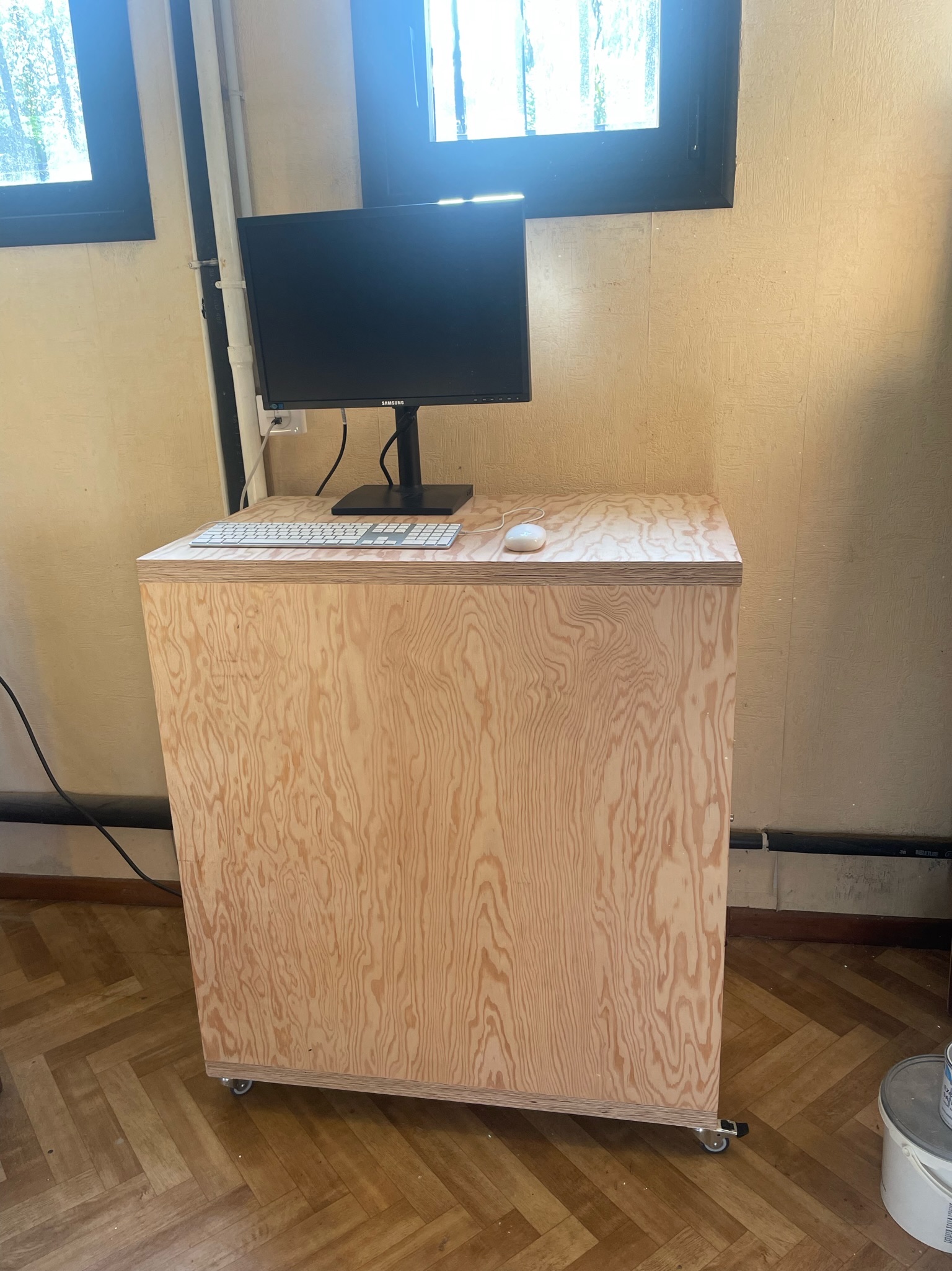 Photo montrant le rack serveur avec un écran au-dessus.