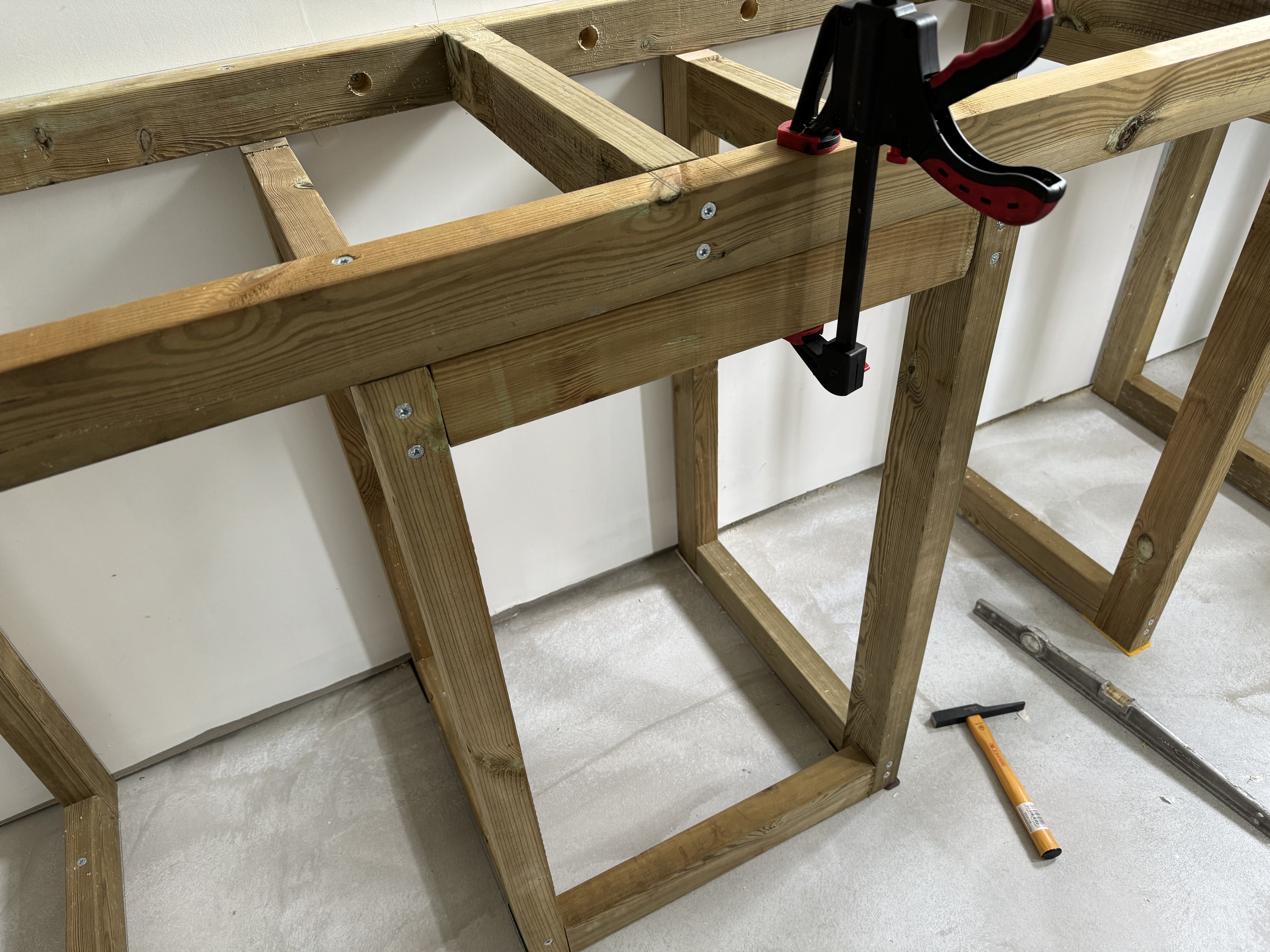 Fixation des pieds au sol