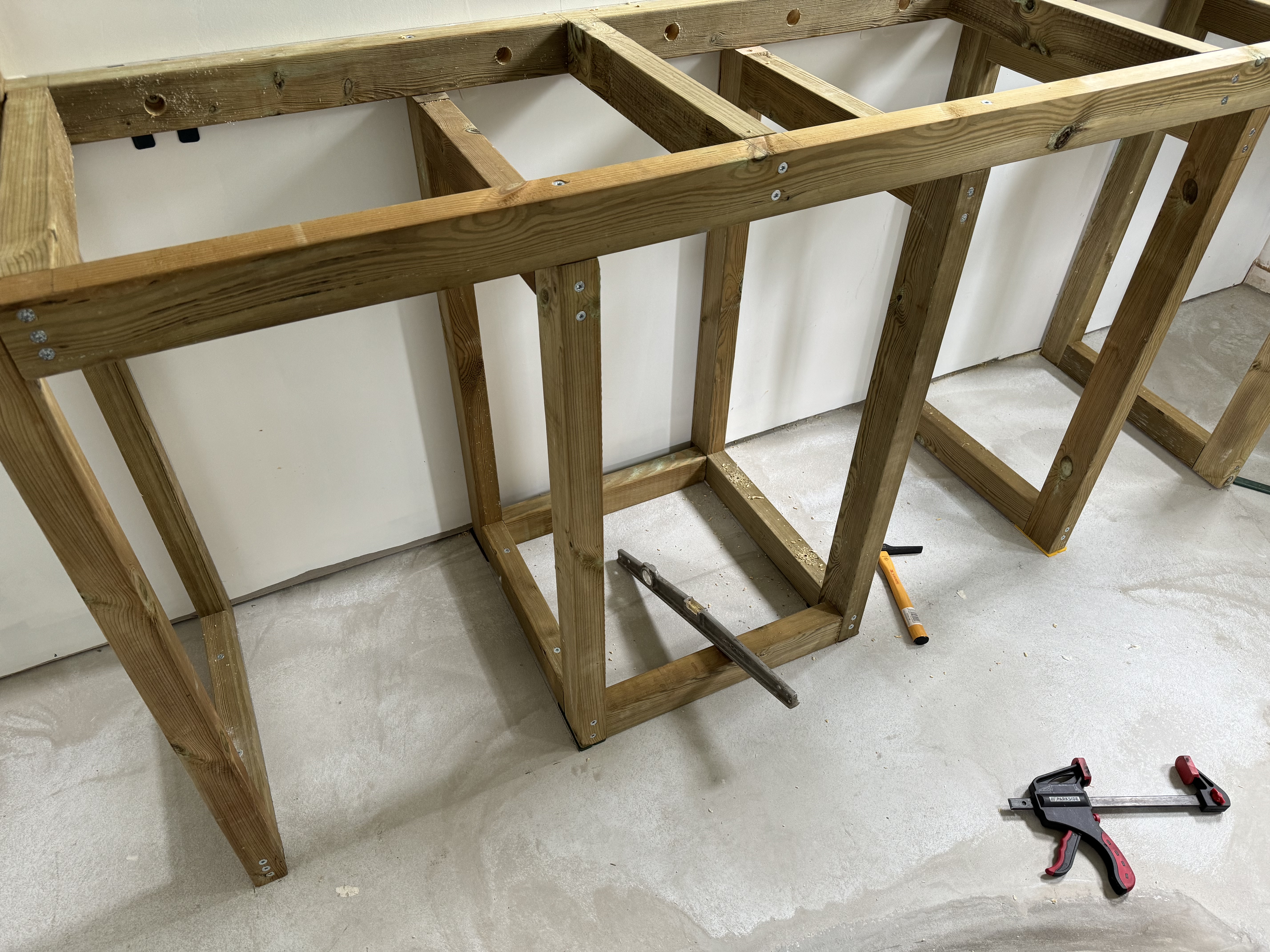 Fixation des pieds au sol