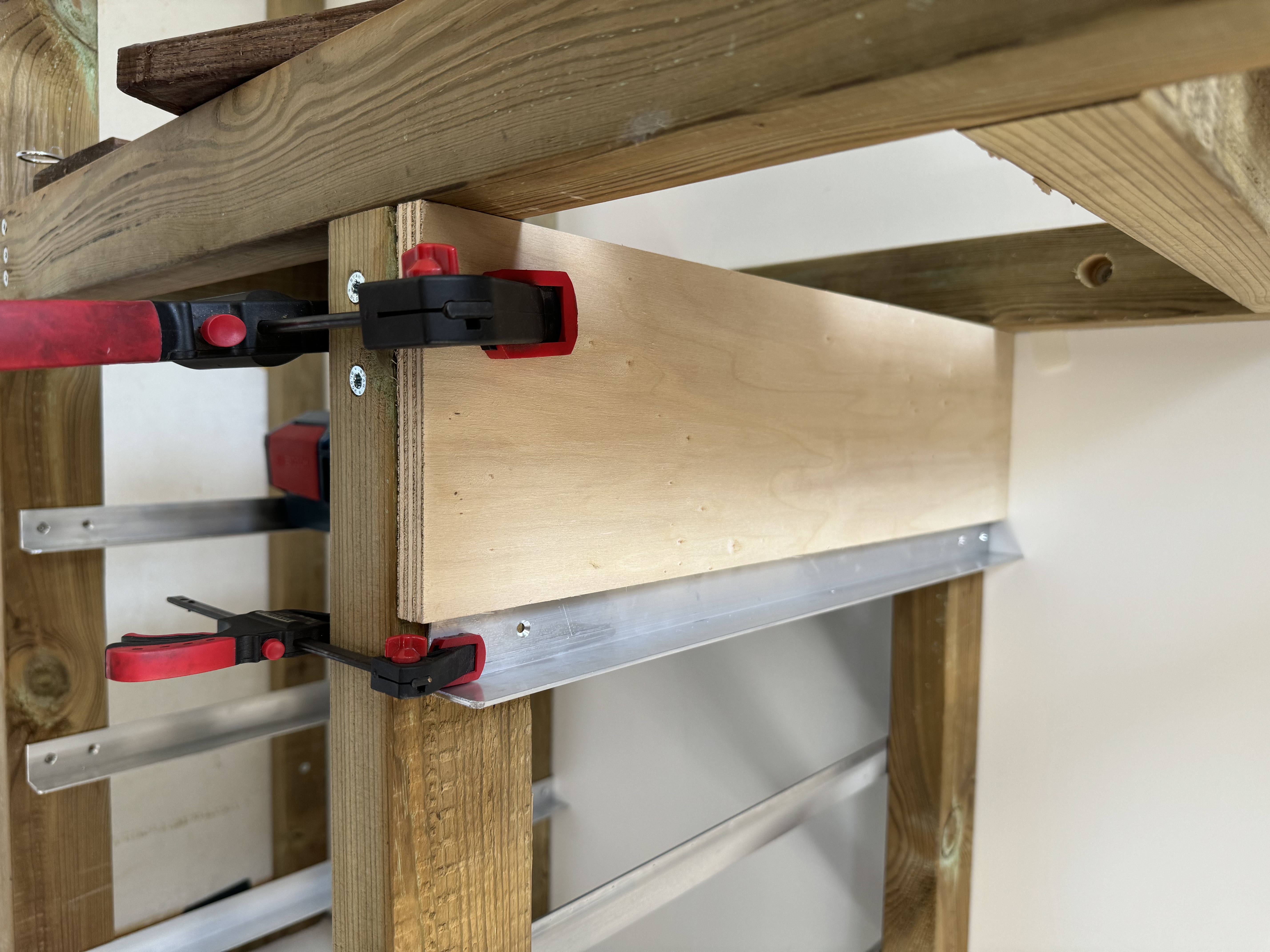 Fixation des rails de tiroirs