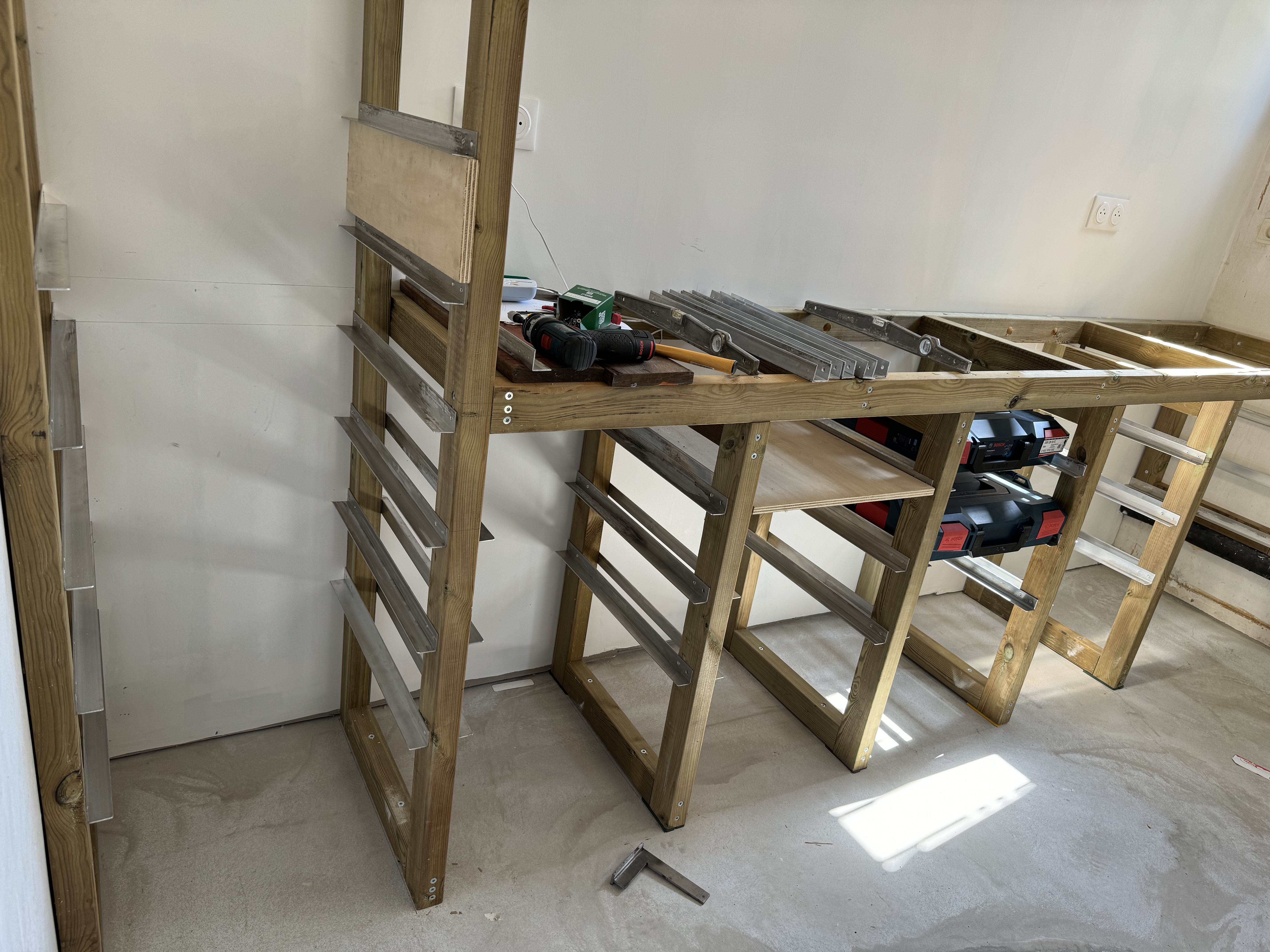 Fixation des rails de tiroirs