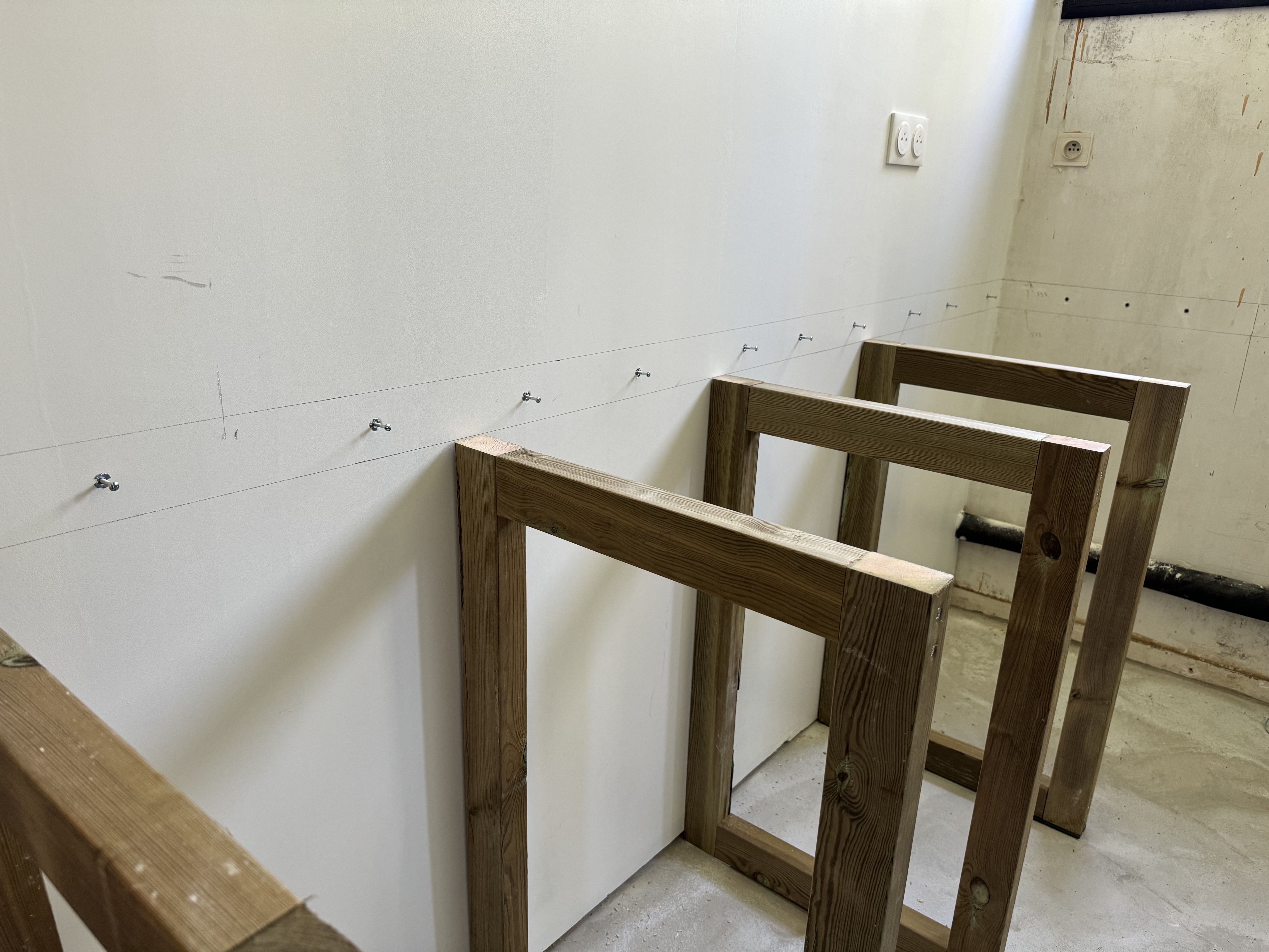 Fixation de la structure au mur