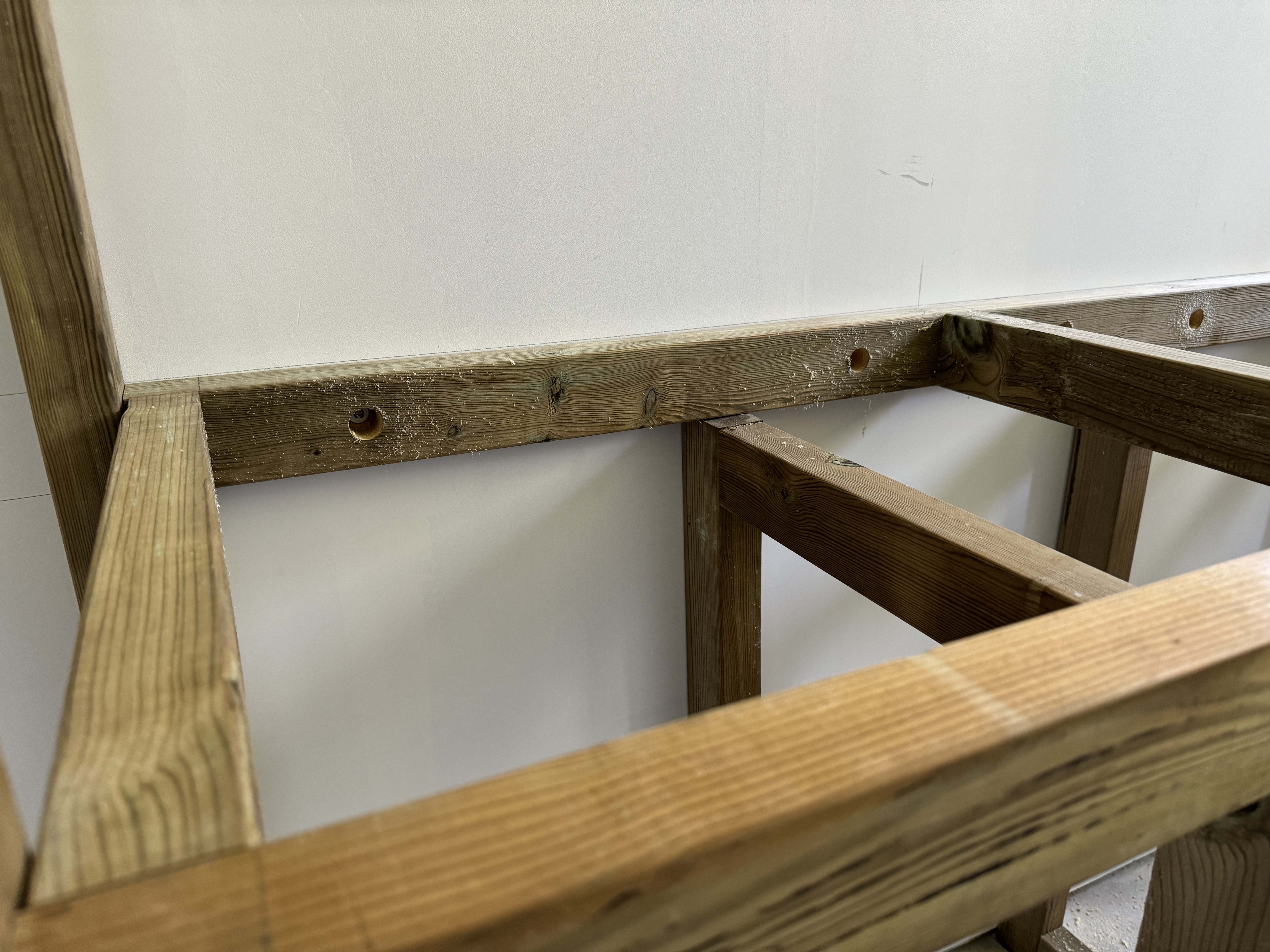 Fixation de la structure au mur