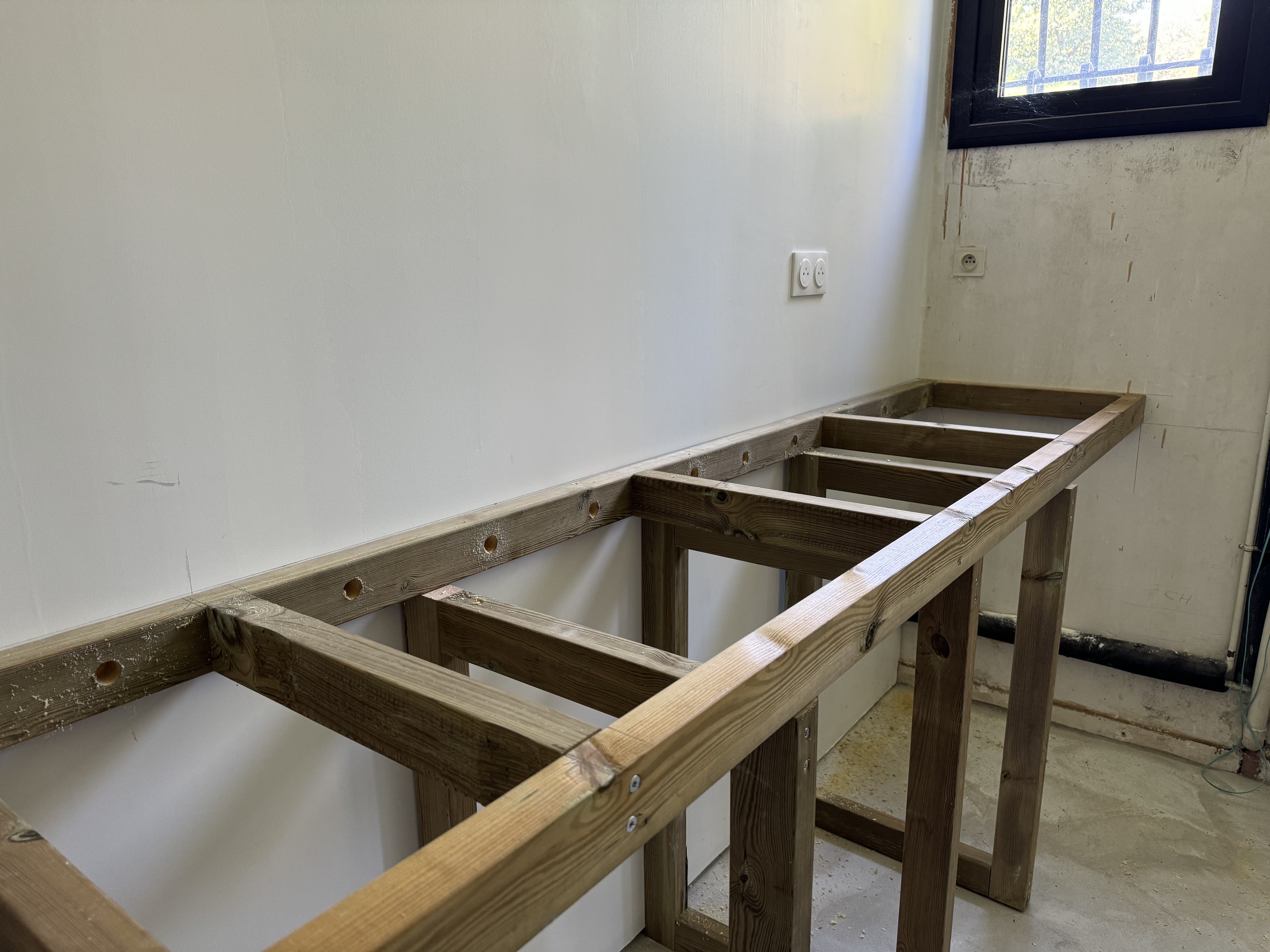 Fixation de la structure au mur