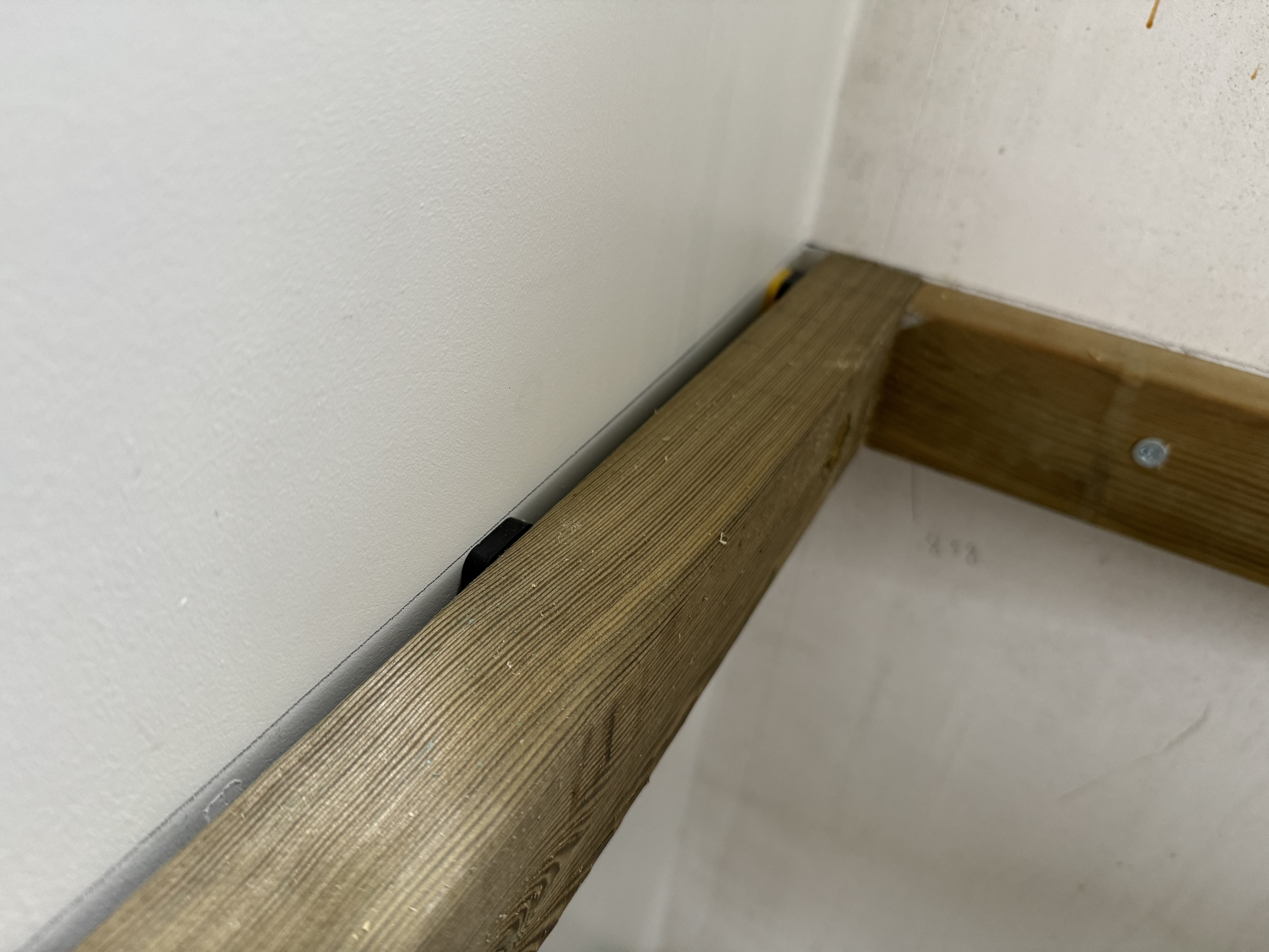 Fixation de la structure au mur