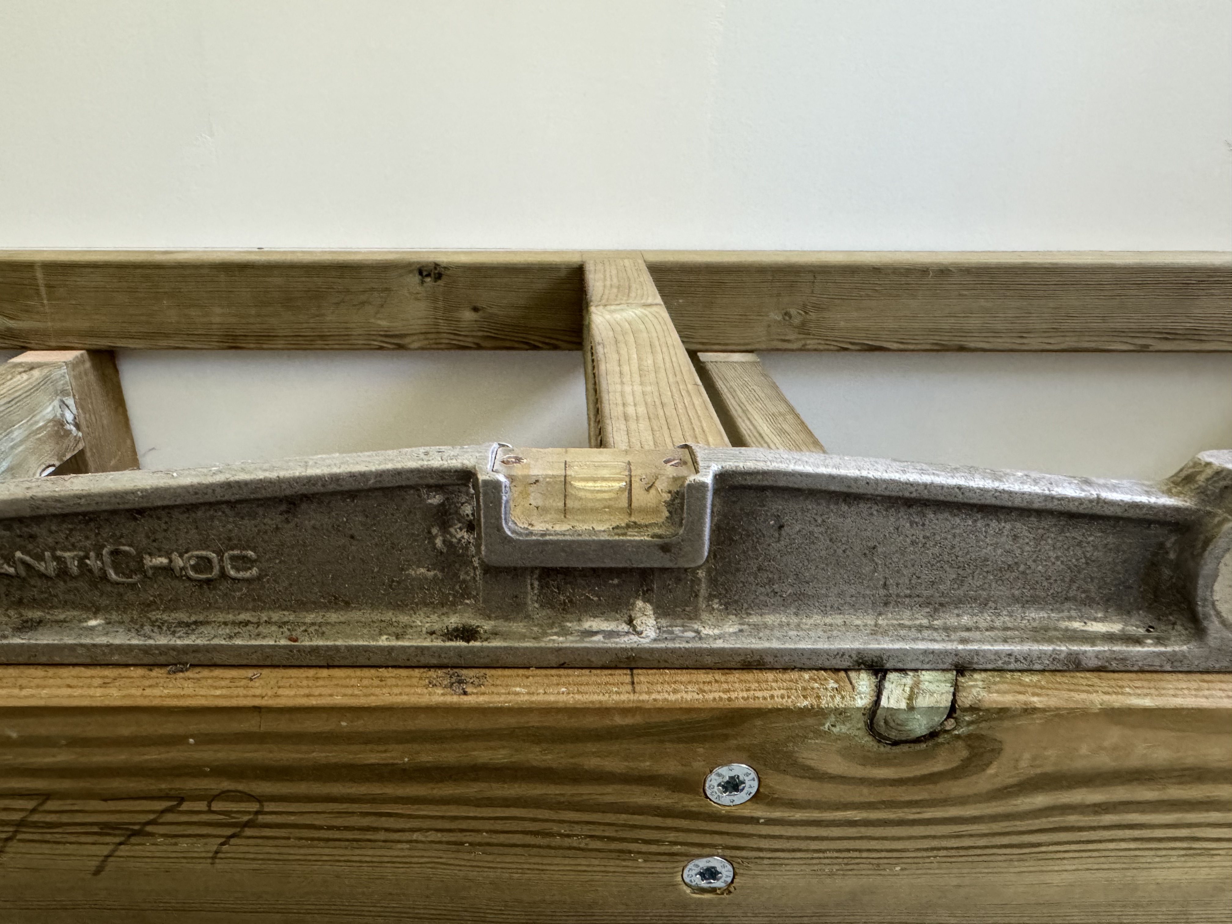 Niveau de la structure pour le plan de travail sur la longueur