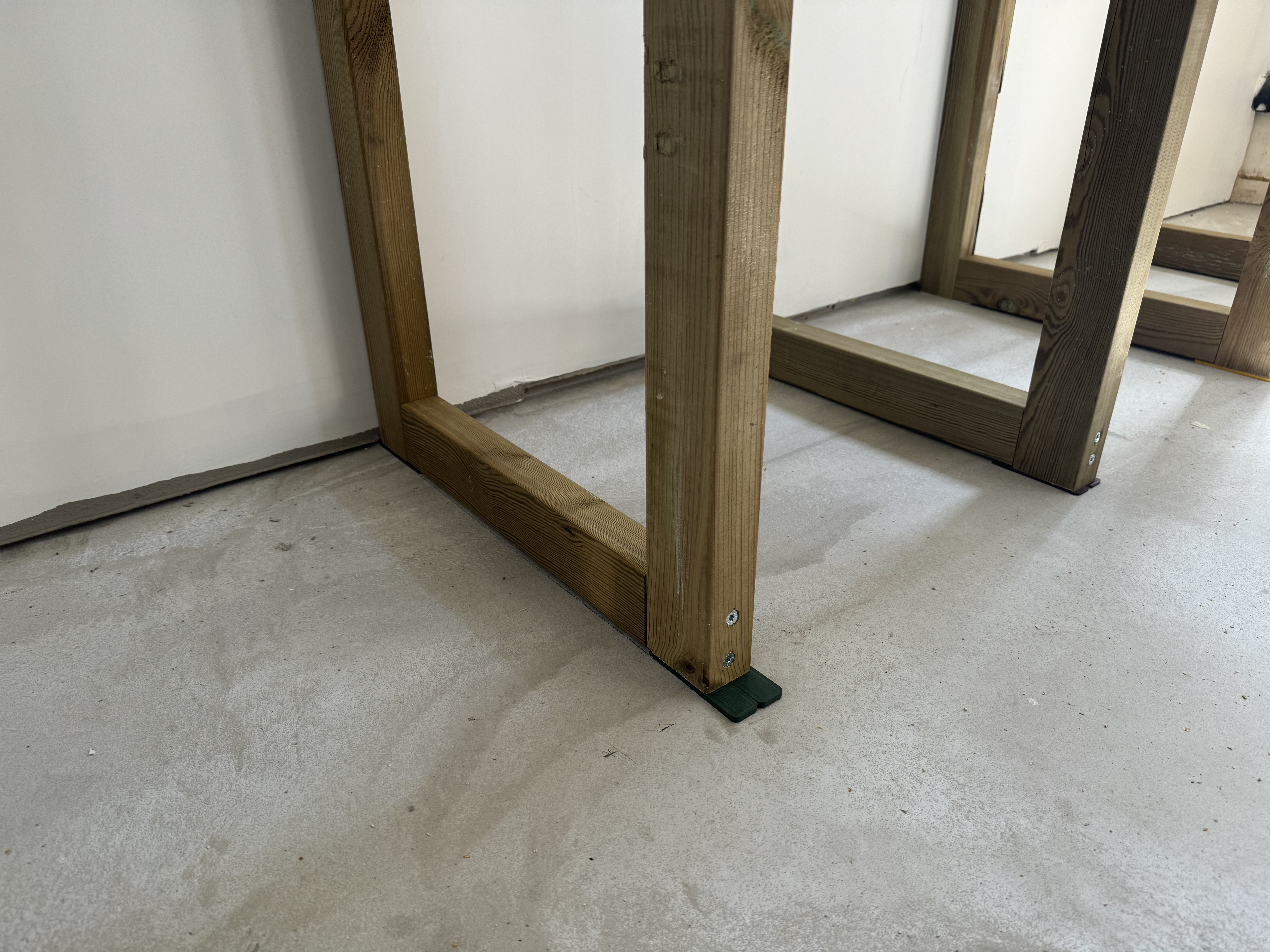 Mise au niveau des pieds avec cale plastique