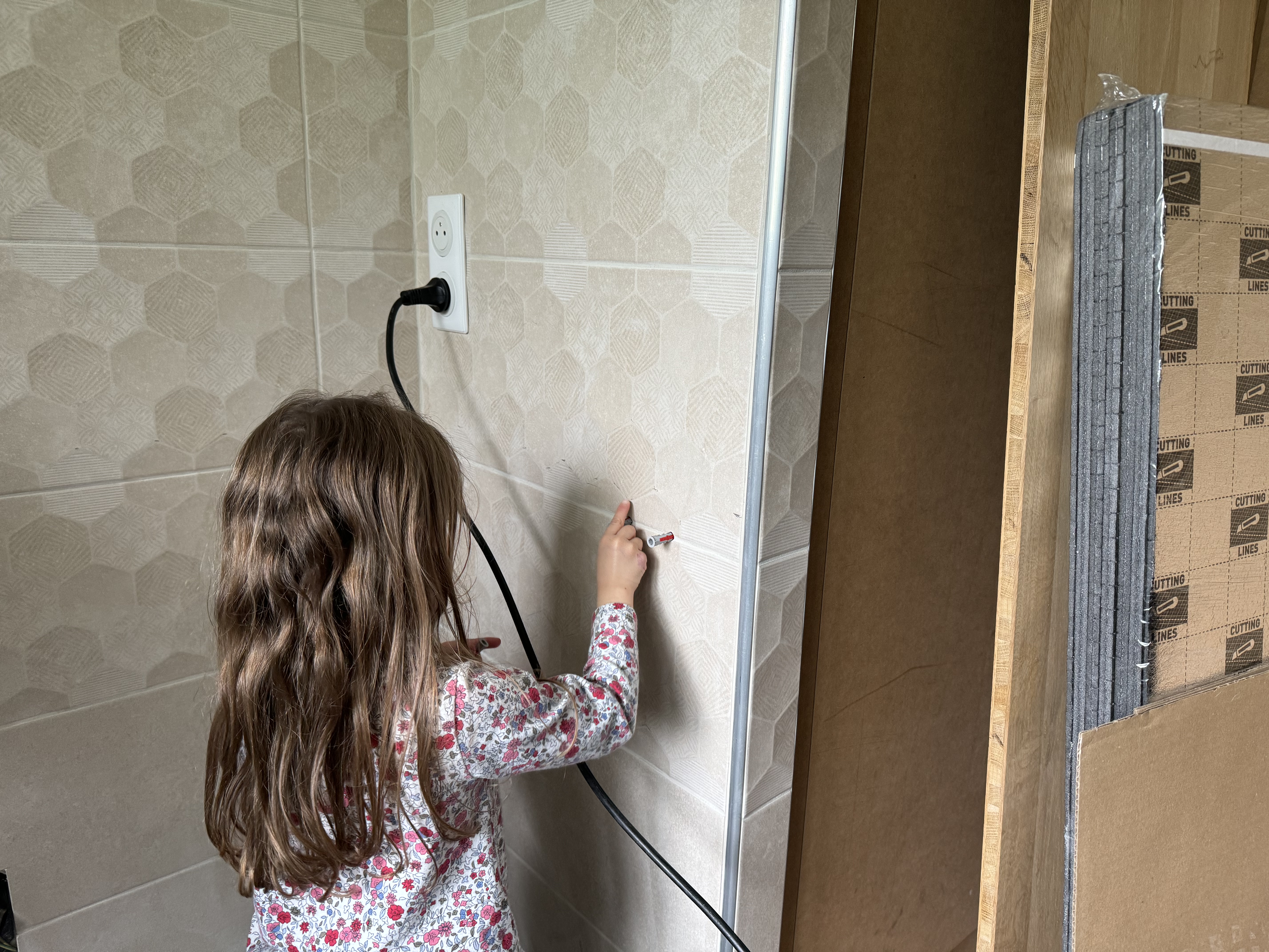 Mise en place des chevilles par ma fille