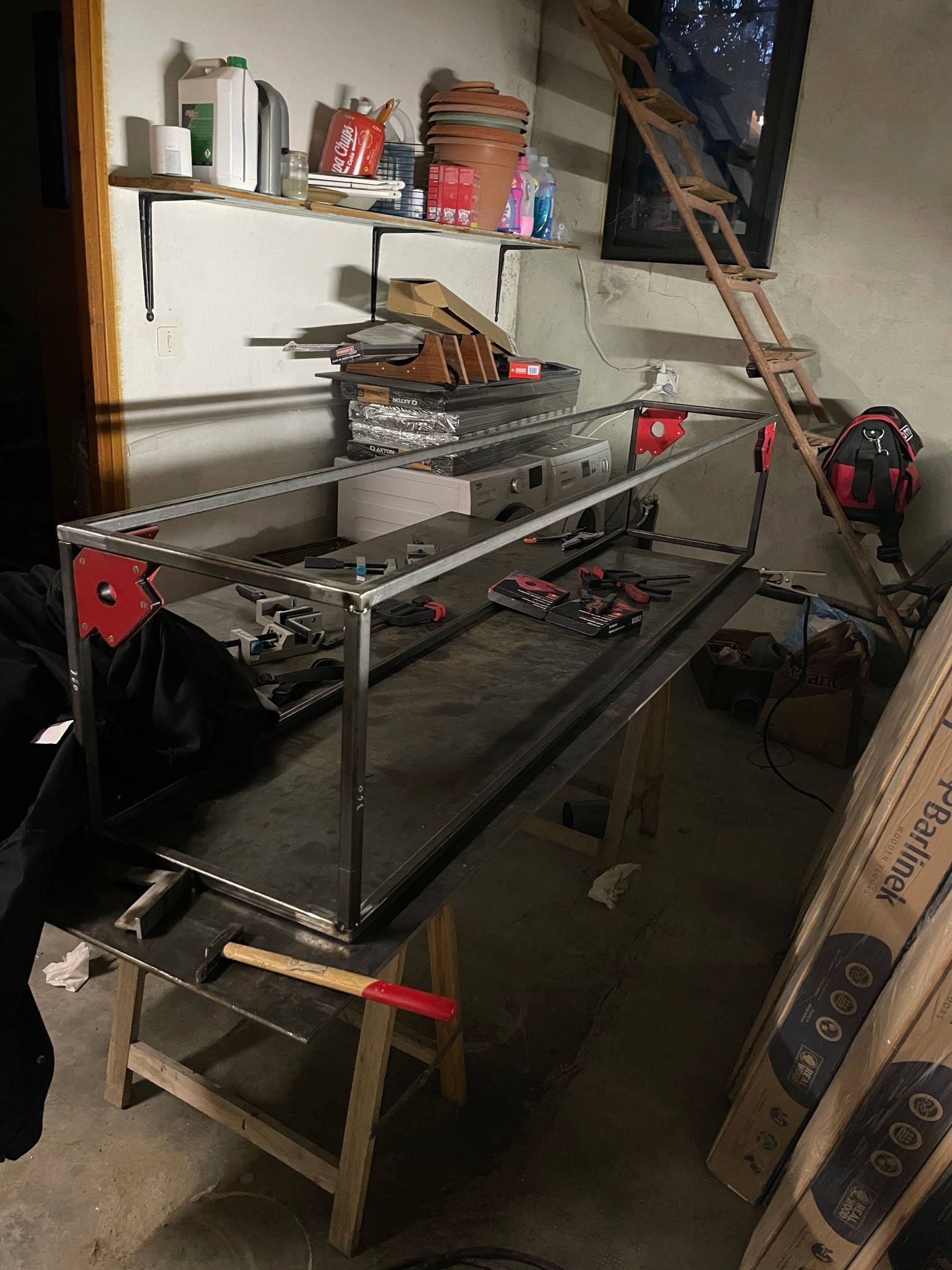 Photo montrant l’ossature du meuble TV avec les 2 cadres assemblés.