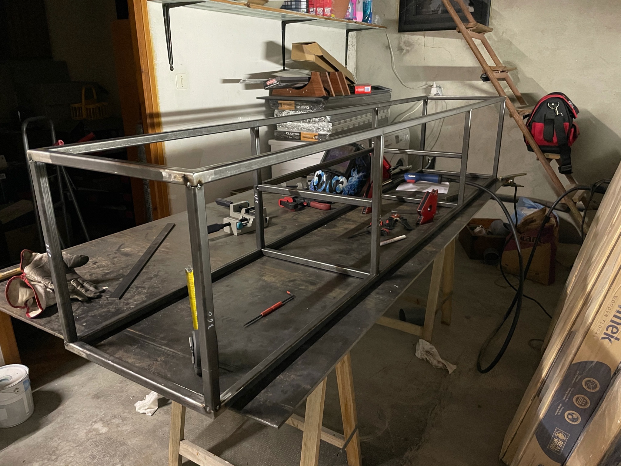 Photo montrant l’ossature du meuble TV avec la niche.