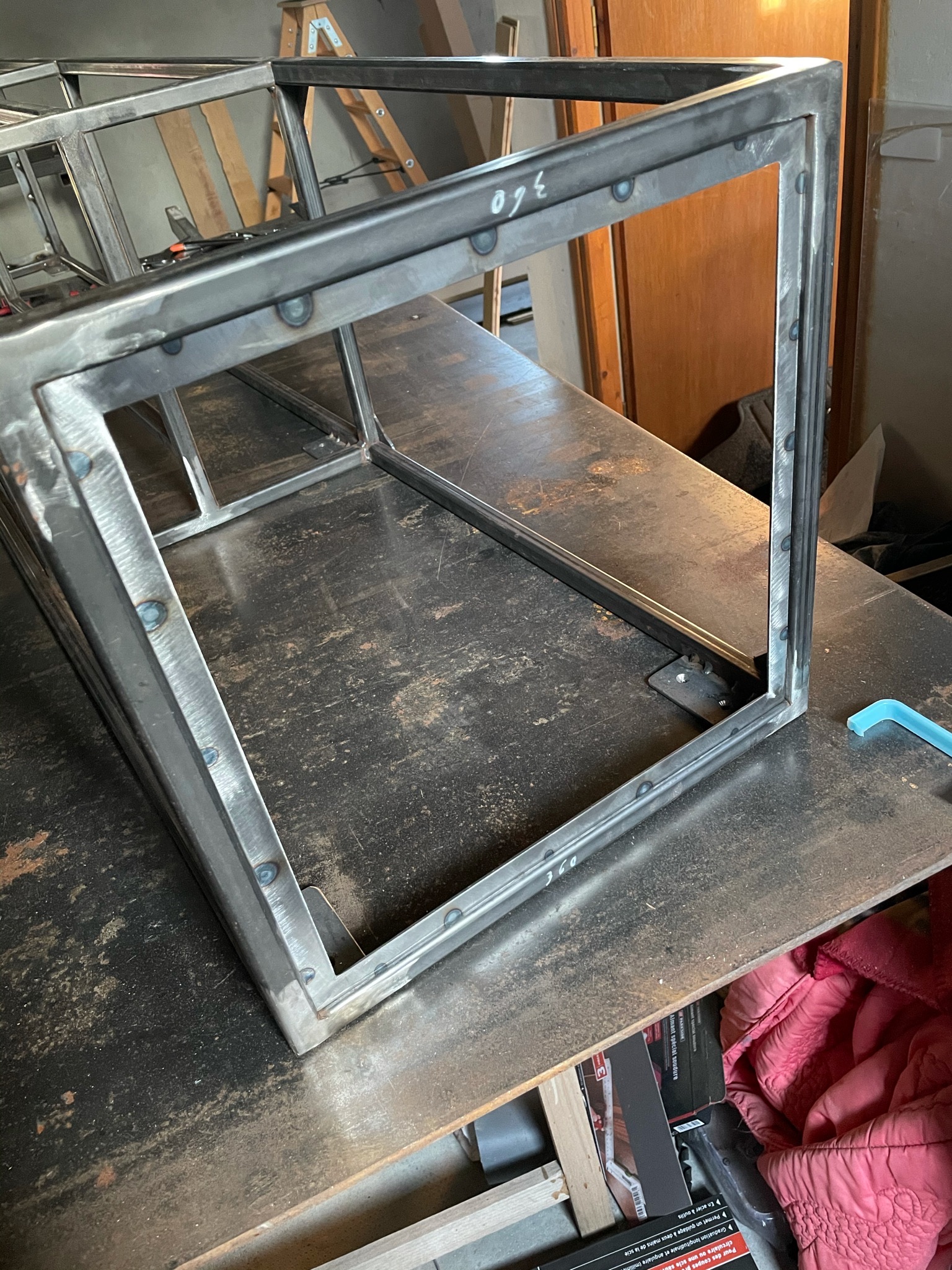 Photo montrant l’ossature du meuble TV avec le cadre en fer plat.