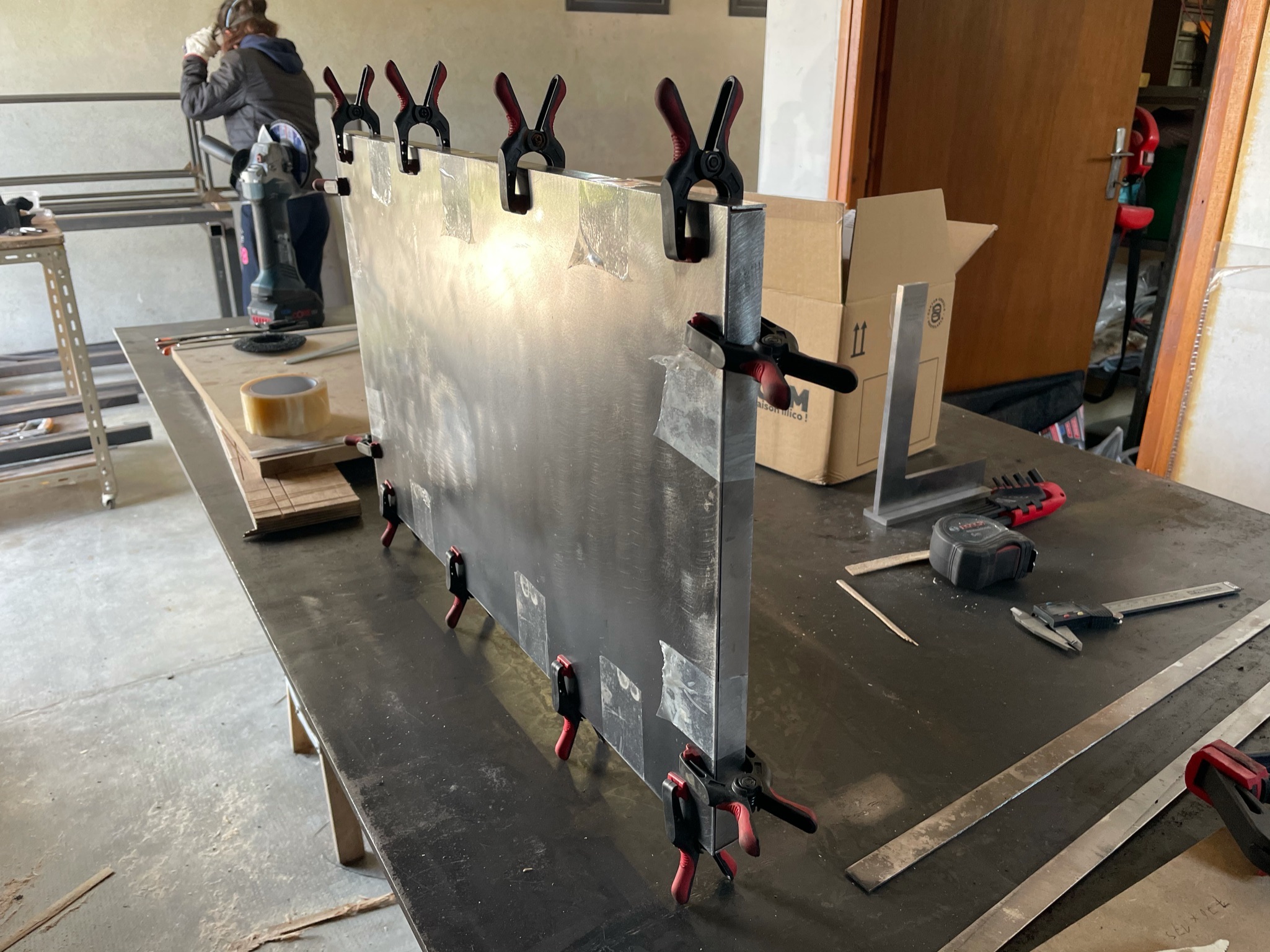 Photo montrant une porte du meuble TV avec les pinces.