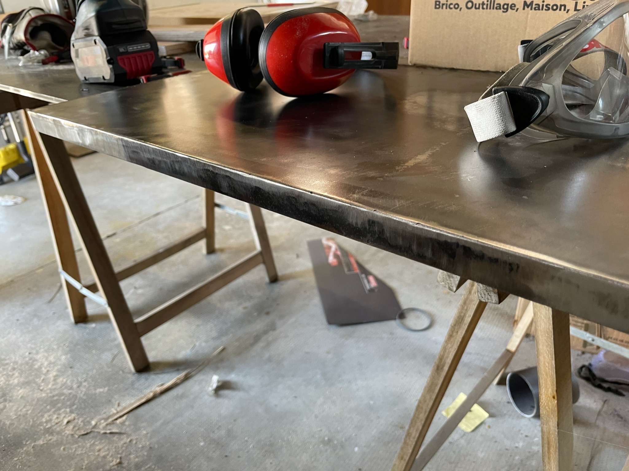 Photo montrant une porte du meuble TV avec les soudures meulées.