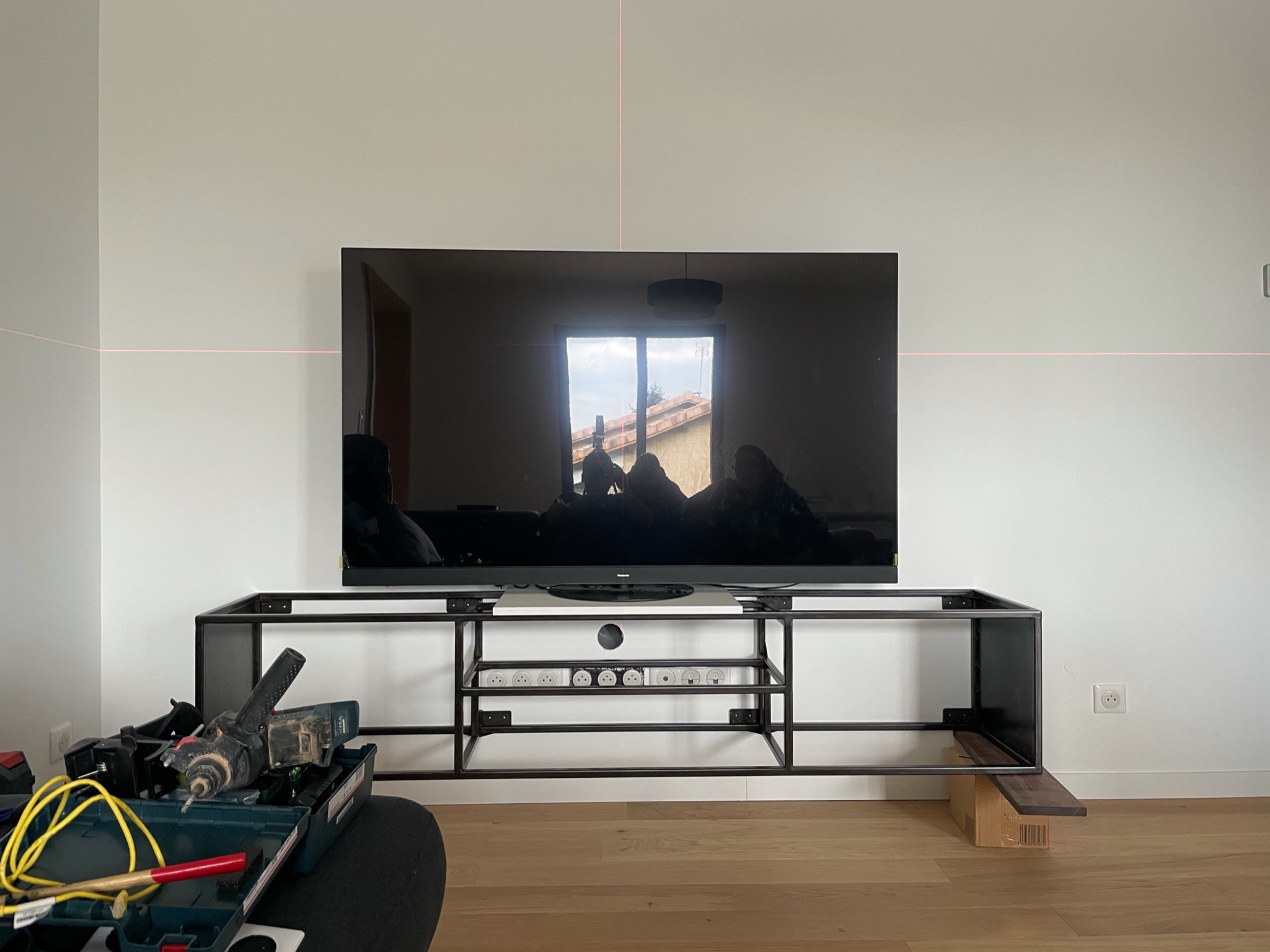 Photo montrant le meuble prêt à être fixé au mur