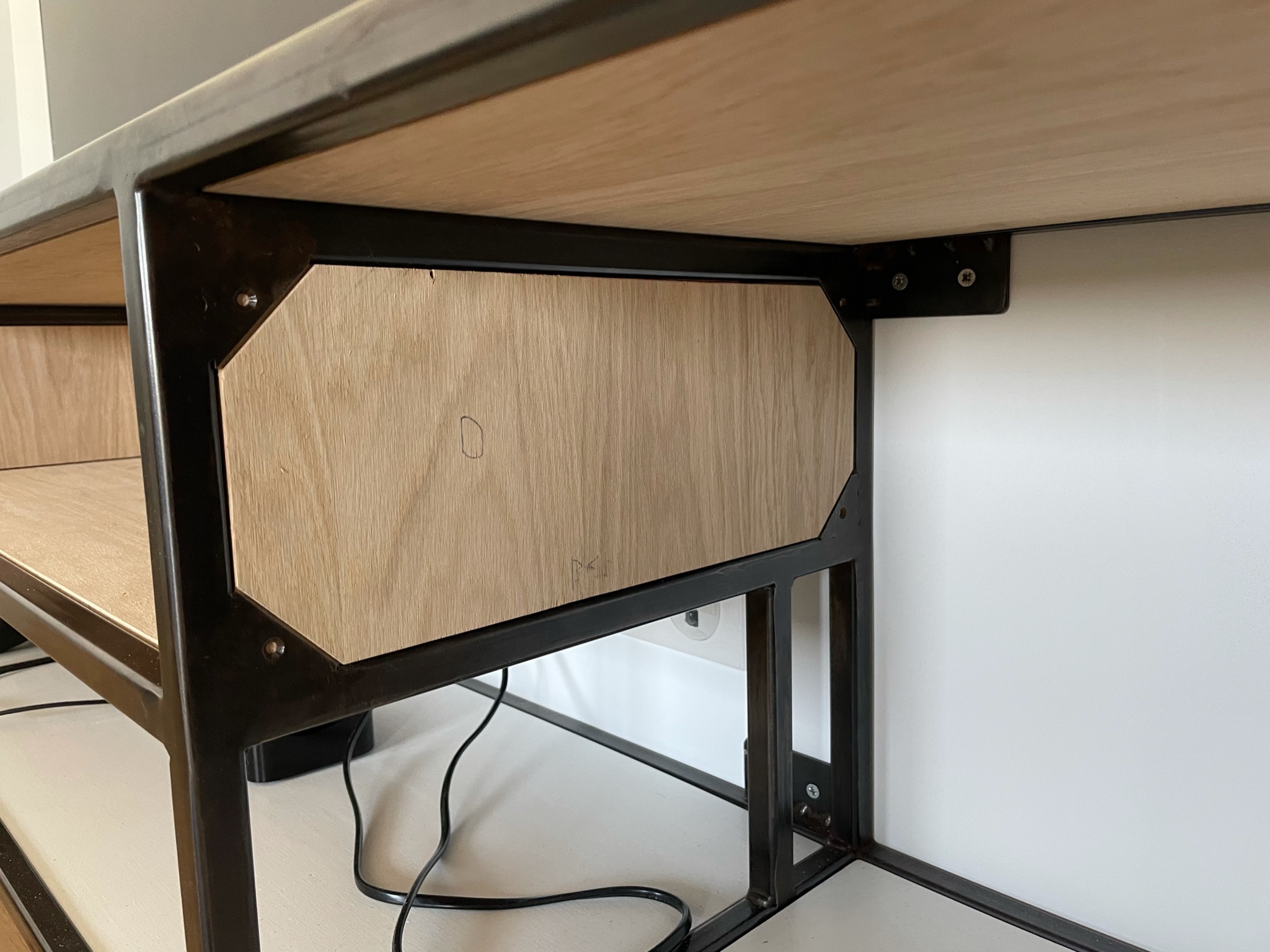 Photo montrant le meuble tv avec les triangles et les planches.