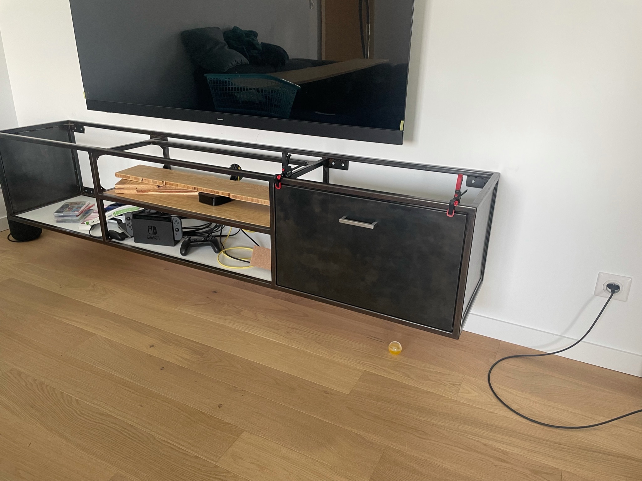 Photo montrant la porte sur le meuble TV.