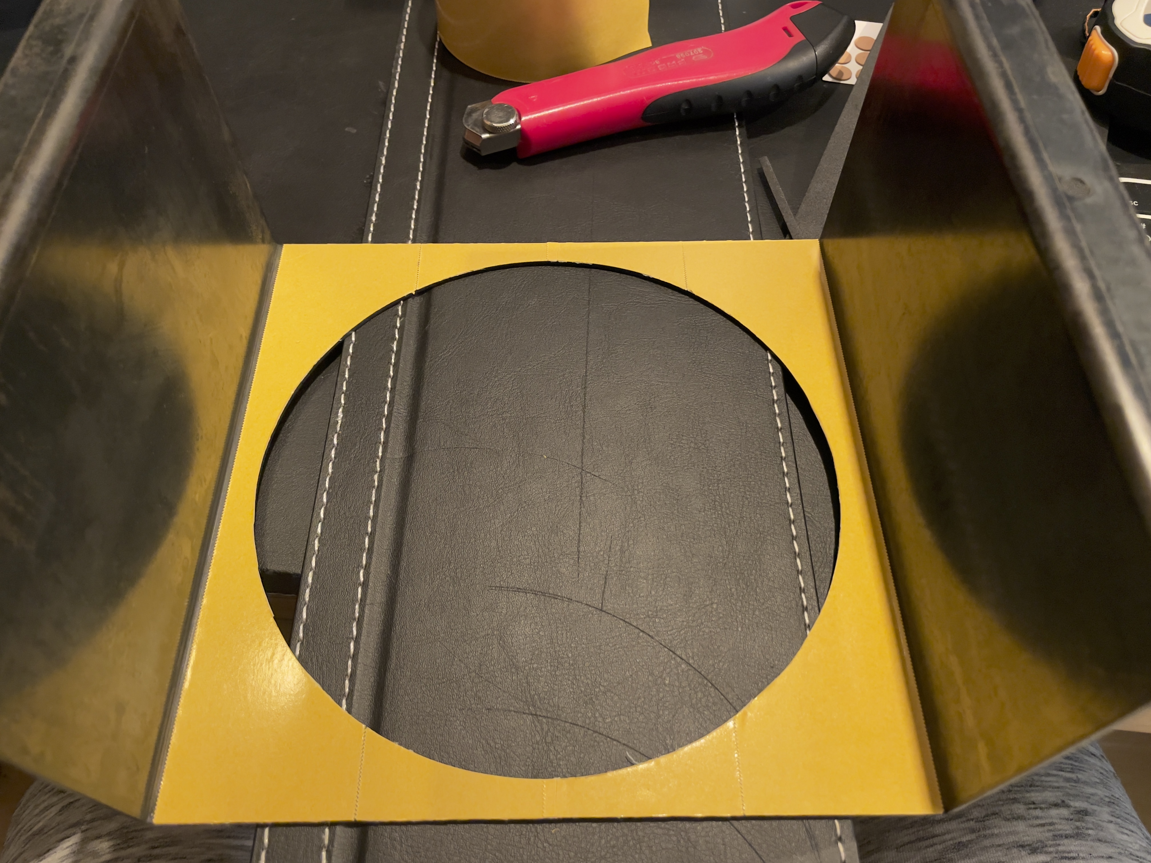 Photo montrant le scotch double face sur le support de fixation