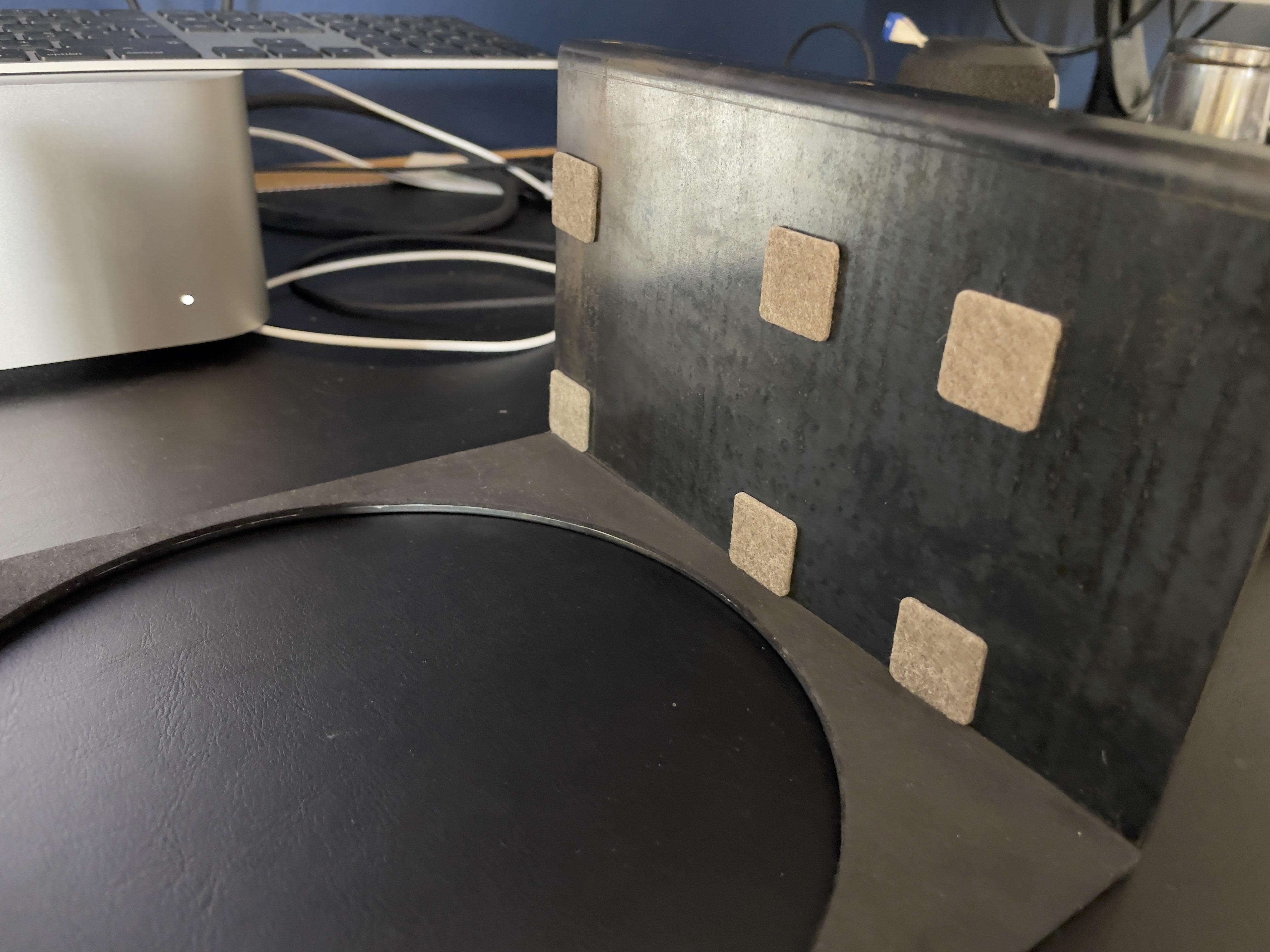 Photo montrant les patins sur le support de fixation