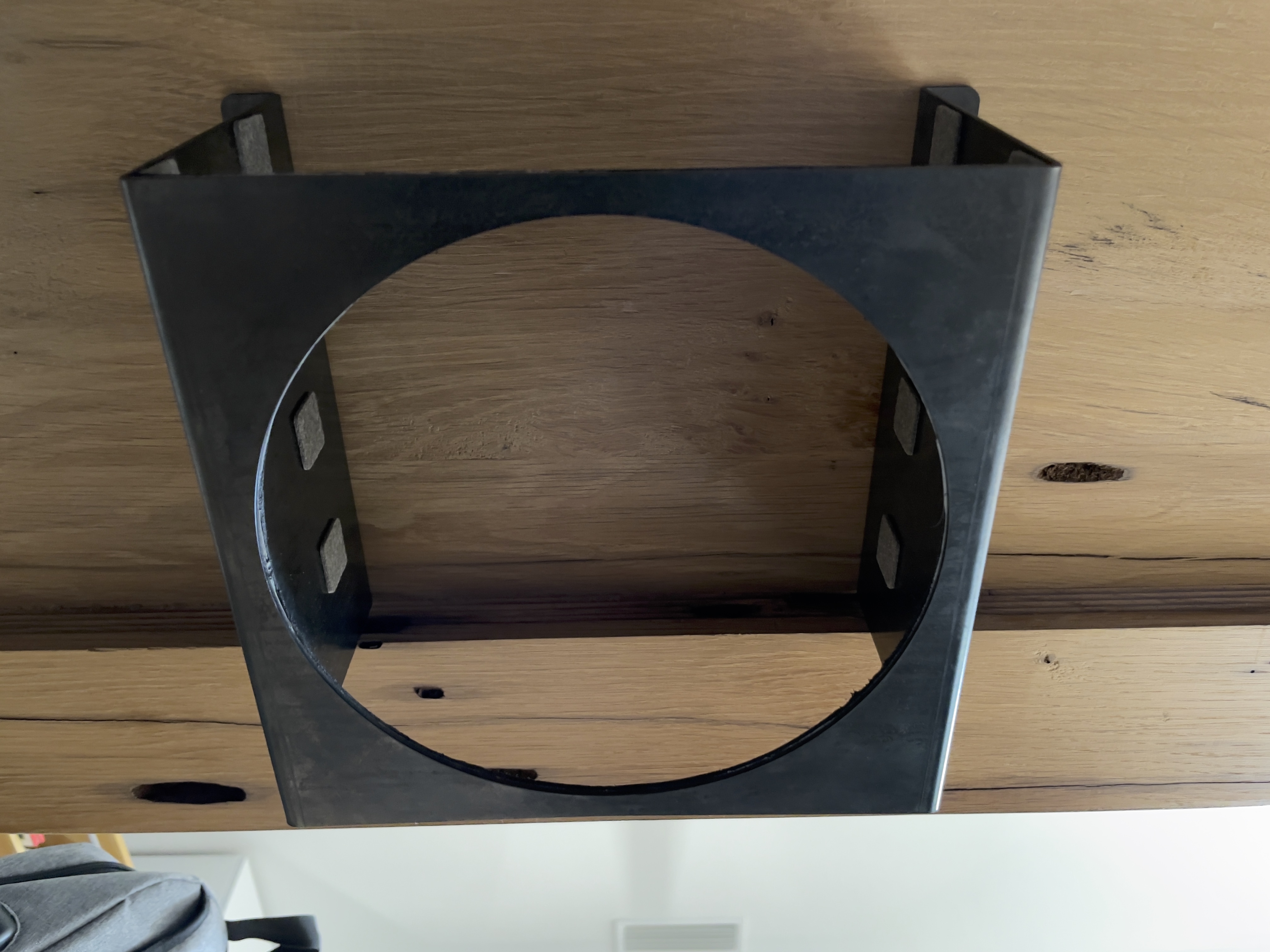 Photo montrant le support de fixation fixer sous le bureau