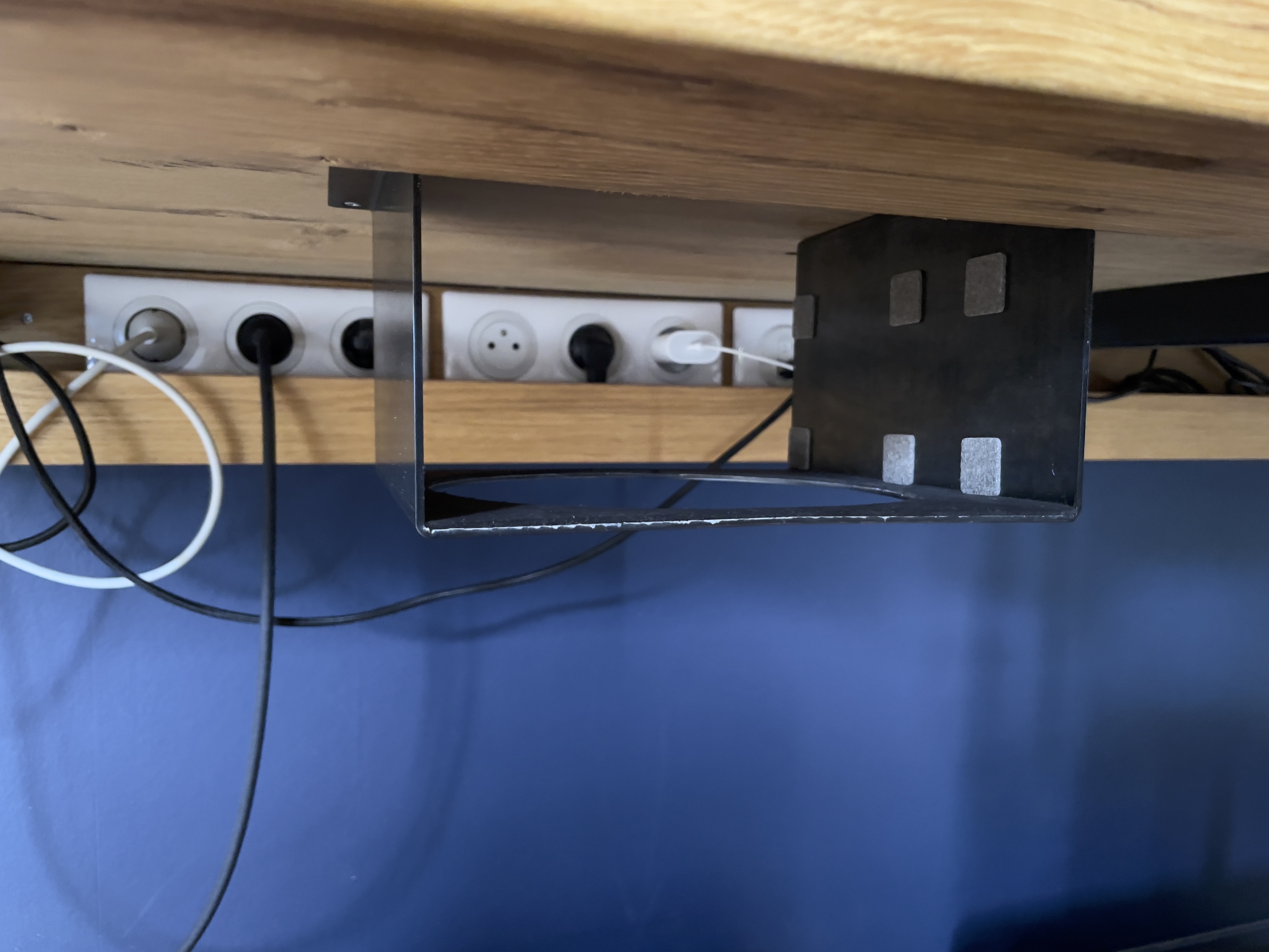 Photo montrant le support de fixation fixer sous le bureau, vue de face