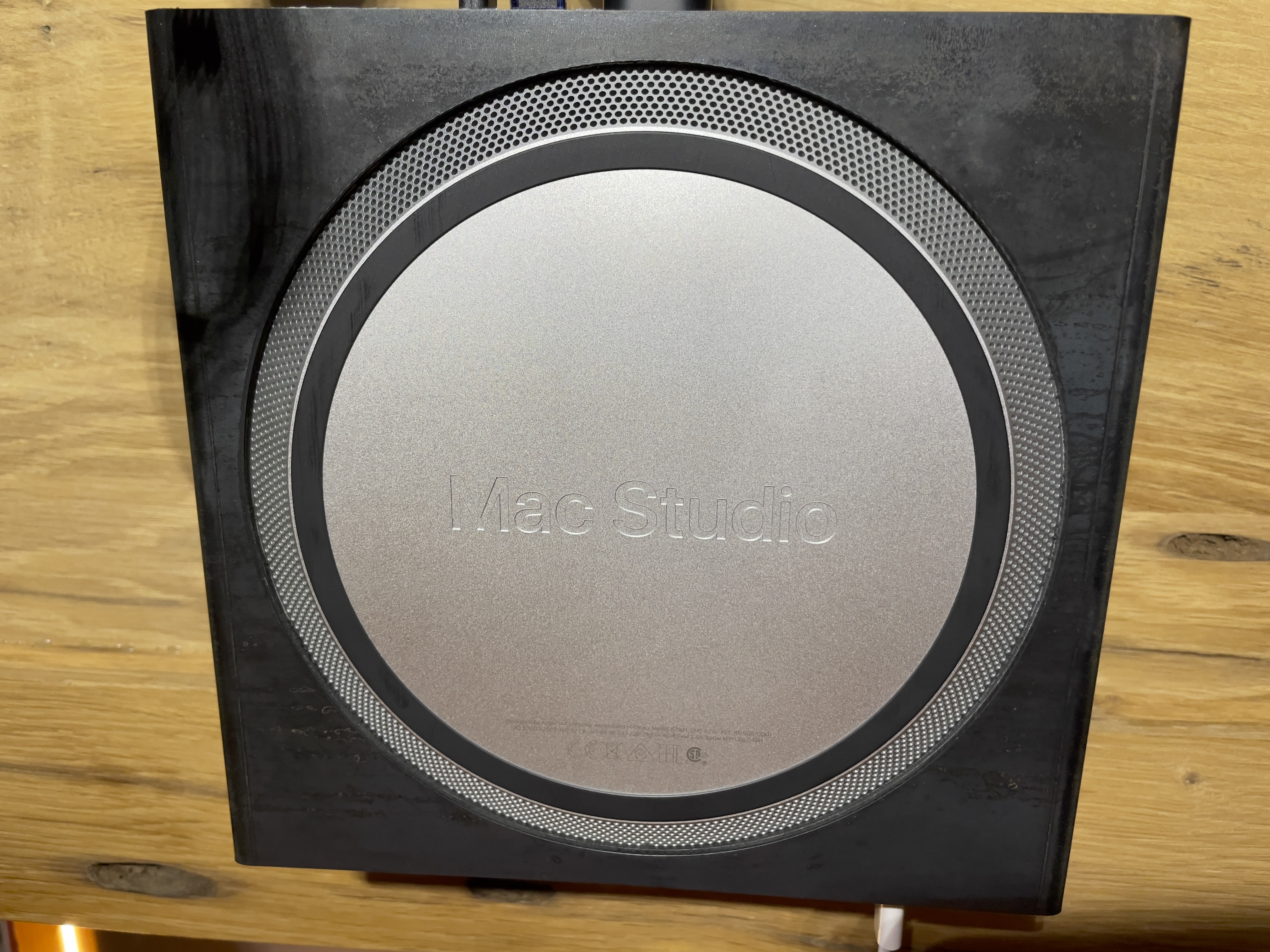 Photo montrant le support de fixation fixer sous le bureau,avec le Mac Studio installer vue de dessou